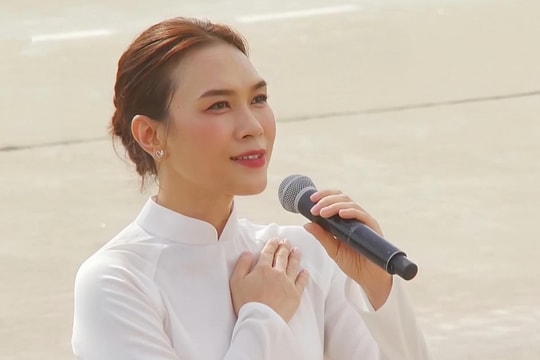 Khoảnh khắc Mỹ Tâm cùng gần 80 nghệ sĩ hoà giọng kết màn lễ diễu binh, diễu hành