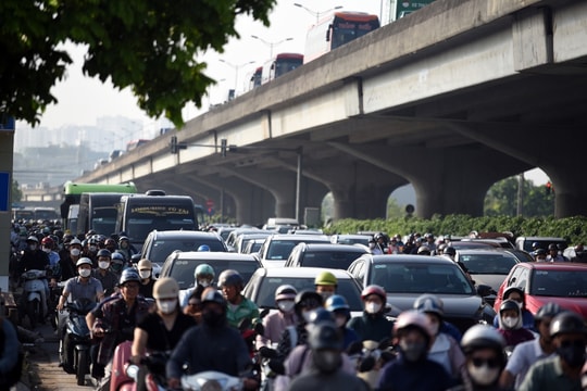 Nhiều đường phố Hà Nội ùn tắc trong buổi sáng sau nghỉ lễ 2/9