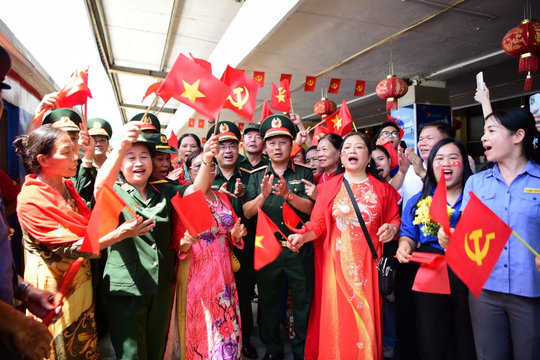 Người dân chia tay các chiến sĩ thực hiện nhiệm vụ A80 lên tàu vào Nam