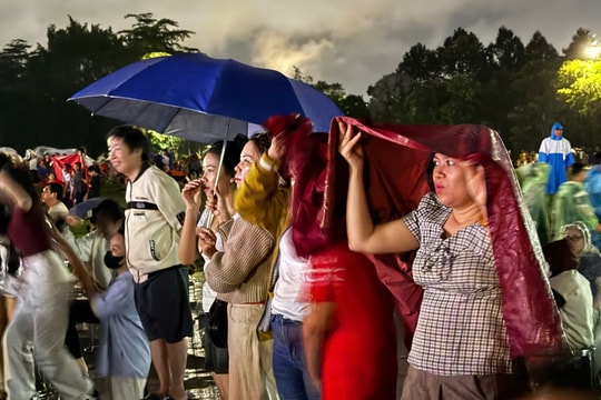 Hàng vạn người dân TP.HCM đội mưa xem pháo hoa mừng Quốc khánh