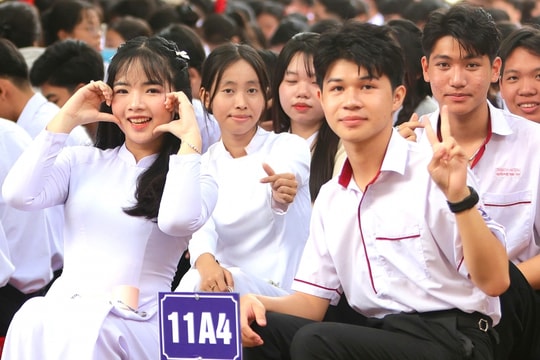 Hàng triệu học sinh tại các tỉnh, thành trên cả nước nô nức khai giảng năm học mới