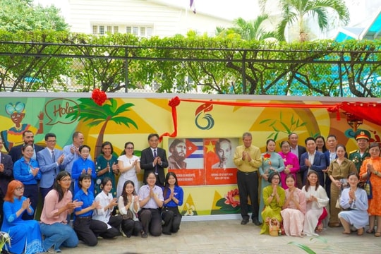Tranh tường độc đáo ghi dấu tình bạn Việt Nam - Cuba giữa lòng thành phố mang tên Bác