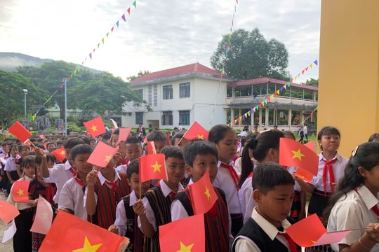 Học sinh công lập chính thức được miễn học phí và đóng một số khoản cố định