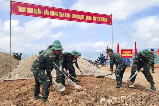 Thần tốc dựng nhà mới cho người dân vùng lũ Điện Biên