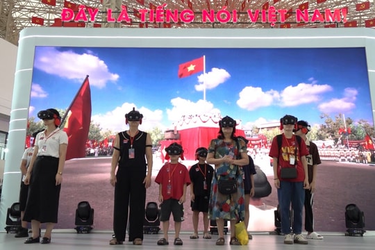 Xếp hàng tham quan gian trưng bày VOV trước giờ bế mạc triển lãm A80
