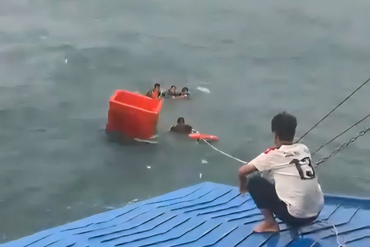 Cứu 4 ngư dân trôi trên biển do tàu cá bị chìm khu vực Rạch Giá đi Phú Quốc