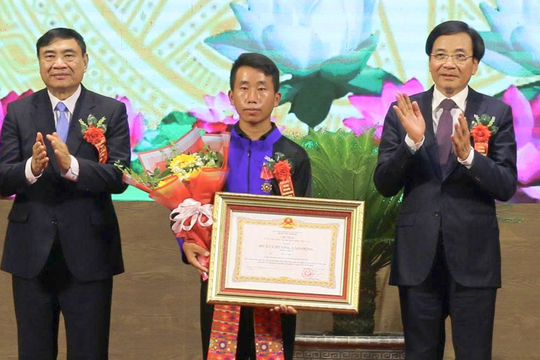 Trưởng bản cứu 90 người dân thoát lũ quét nhận Huân chương Lao động hạng Nhất