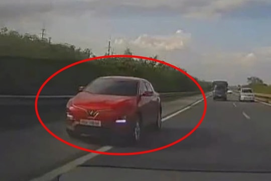 Từ phản ánh của người dân, CSGT xử phạt tài xế ô tô đi vào làn khẩn cấp cao tốc