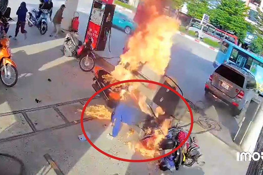 Ô tô Mercedes rồ ga húc đổ trụ bơm, gây cháy dữ dội cây xăng tại Hà Nội