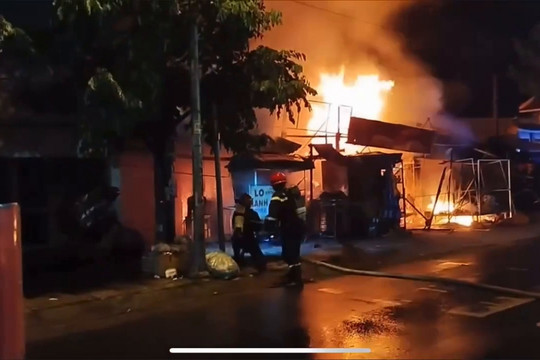 Cháy chợ lúc nửa đêm ở TP.HCM, tiểu thương bất lực nhìn tài sản bị thiêu rụi