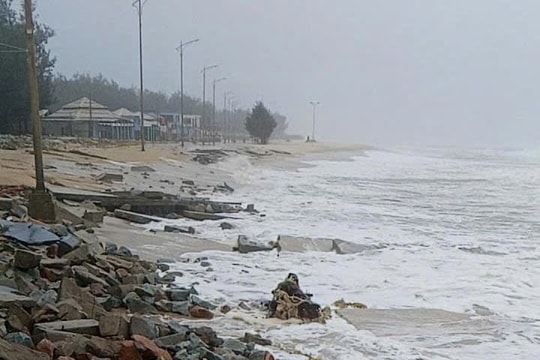 Triều cường phá hỏng đường đi bộ dọc bãi tắm Thuận An, thành phố Huế