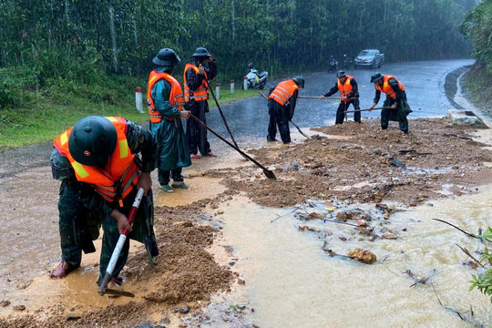 Thủ tướng: Quyết liệt các biện pháp ứng phó mưa lũ sau bão, nhất là lũ ống, lũ quét, sạt lở đất