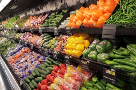 Rau xanh rẻ bất ngờ, siêu thị hàng hóa dồi dào chống bão Bualoi