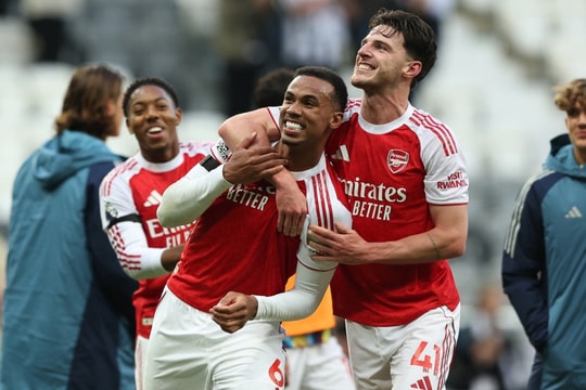 Bảng xếp hạng Ngoại hạng Anh mới nhất: Liverpool bị phả hơi nóng trong cuộc đua vô địch