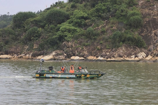 8 ngư dân Gia Lai mất liên lạc ngoài khơi, một tàu mắc cạn ở Trường Sa