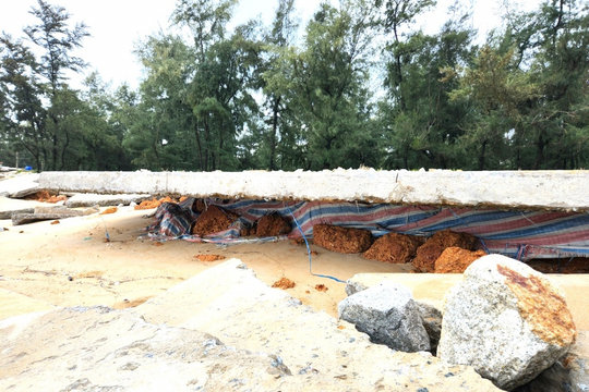 Sau bão số 10, bờ sông, bờ biển ở Huế sạt lở nghiêm trọng