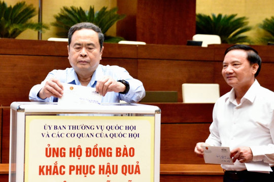 Chủ tịch Quốc hội dự lễ quyên góp, ủng hộ khắc phục hậu quả bão số 10
