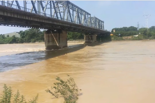 Lật tàu hàng trên sông Lô gần cầu Việt Trì, hai vợ chồng mất tích