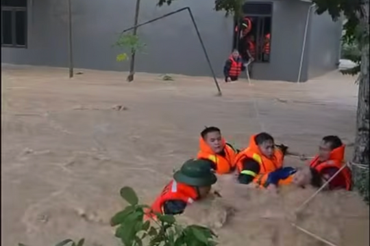 Ròng dây thừng giải cứu 5 người trong gia đình mắc kẹt giữa dòng lũ xiết