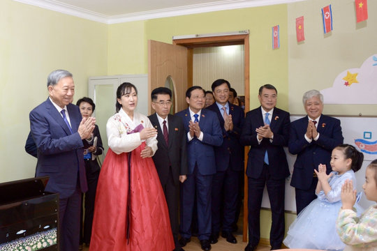 Tổng Bí thư thăm Trường mẫu giáo Kiêng Sang và lớp học mang tên Bác tại Triều Tiên