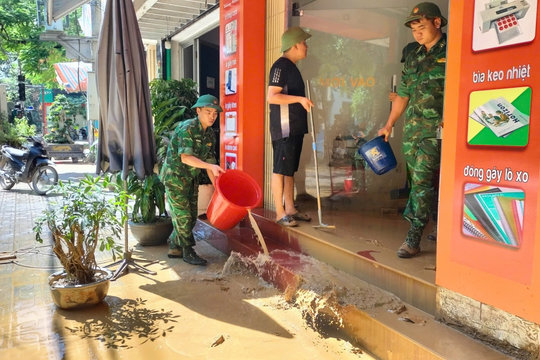 Nước lũ tại Cao Bằng rút chậm, các lực lượng hỗ trợ dân dọn dẹp nhà cửa
