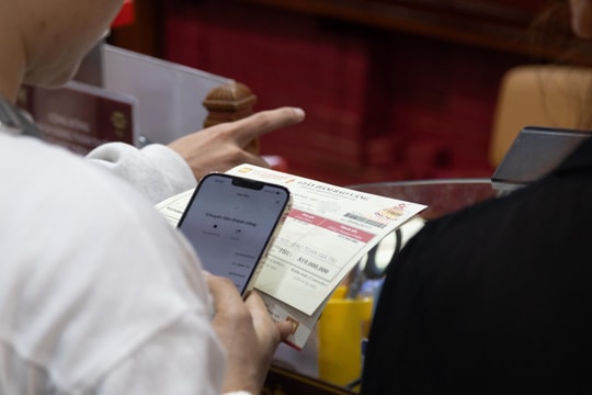 Ngày đầu mua vàng theo quy định mới, nhiều khách phải lấy tiền nộp vào tài khoản