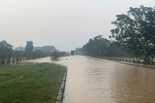 Nhiều điểm trên cao tốc Hà Nội – Thái Nguyên vẫn ngập sâu, có đoạn ngập 45cm