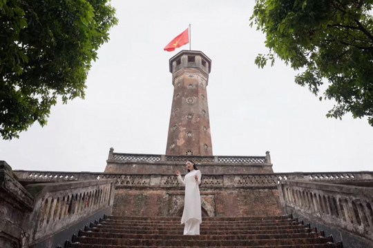 Mùa thu Hà Nội trong tiếng hát đầy cảm xúc của Lê Minh Ngọc