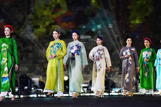 Đêm thời trang “Bước chân di sản”: Đấu giá, ủng hộ đồng bào vùng lũ 2,5 tỷ đồng