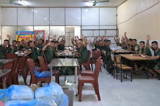 Bữa cơm vội vàng của bộ đội khi giúp dân dọn bùn lũ