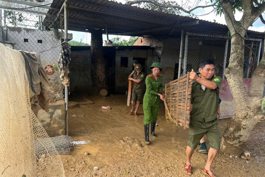 Công an Bắc Ninh cùng dân dọn dẹp nhà cửa, trường học sau lũ lụt