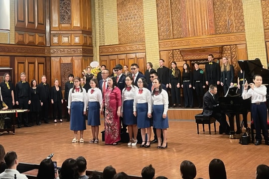 Dàn hợp xướng nổi tiếng của Đức biểu diễn 'Cây trúc xinh', 'Trống cơm'