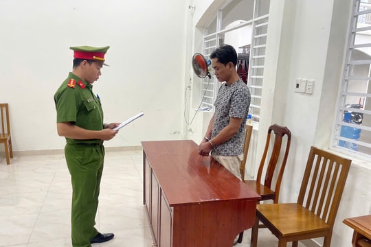 Nghi ngờ vợ có tình cảm với người khác, gã đàn ông tạt xăng tình địch