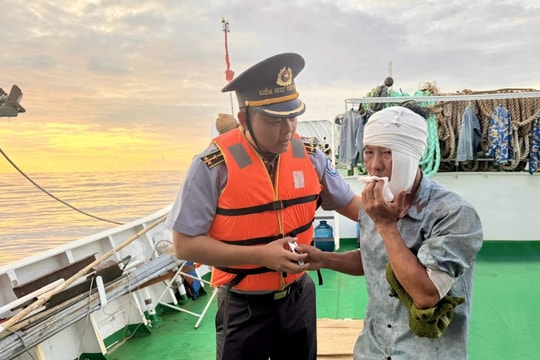 Nửa giờ cơ động, tàu Kiểm ngư tiếp cận và kịp thời cứu ngư dân bị nạn trên biển