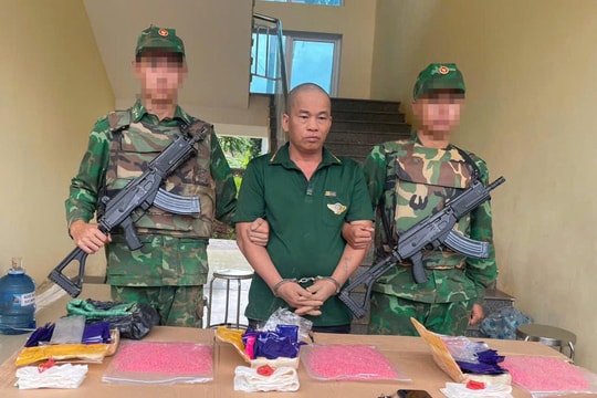 Bắt gã đàn ông vận chuyển 18.000 viên ma tuý ở khu biên giới Việt Lào