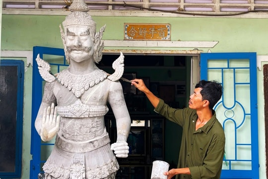 Giữ hồn nghệ thuật Khmer bằng nét hoa văn trên ghe ngo