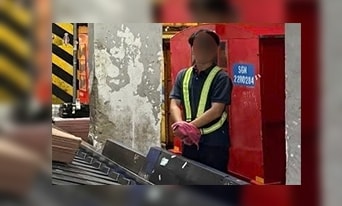 Bắt nhân viên sân bay trộm 50 triệu đồng trong hành lý ký gửi