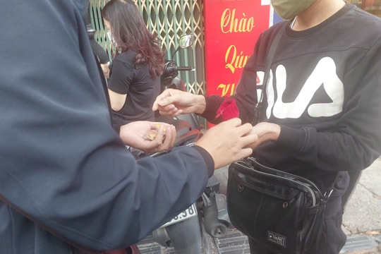 Khách vội bán vàng khi giá giảm kỷ lục, 'cò' lập tức thu mua sạch