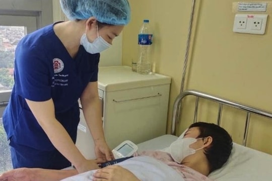 Đau ngực, ra mồ hôi trộm suốt một tháng, cô gái 23 tuổi không ngờ mắc ung thư