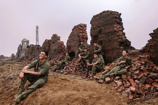 Chiếu miễn phí “Mưa đỏ” và “Tử chiến trên không” tại Hội chợ Mùa thu 2025