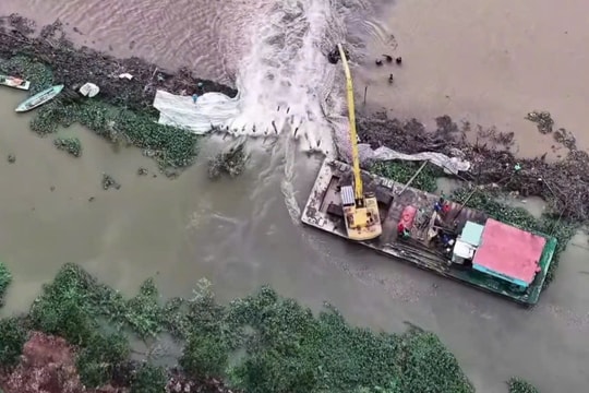 Vỡ đê ở Đồng Tháp, hàng trăm ha lúa chìm trong “biển nước”