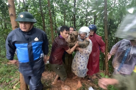 Kịp thời cứu nạn lái xe múc bị vùi lấp khi đang khắc phục sạt lở