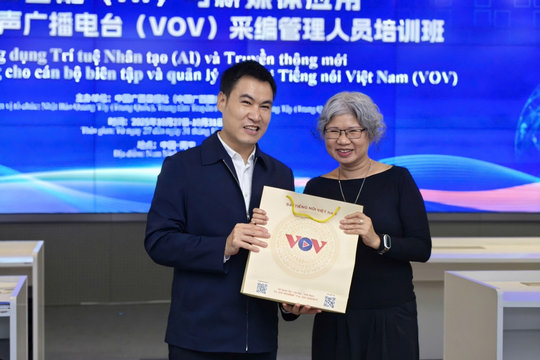 VOV và Quảng Tây Nhật báo khai giảng lớp bồi dưỡng ứng dụng AI, truyền thông mới