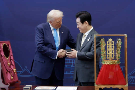 Hàn Quốc tặng ông Trump bản sao vương miện bằng vàng