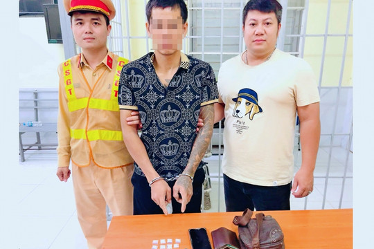 Tuần tra đêm bắt đối tượng mang 8 túi ma túy trên phố ở Hà Nội