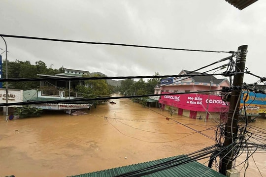Mưa lũ miền Trung: 7 người chết, 5 người mất tích, hơn 100.000 nhà ngập