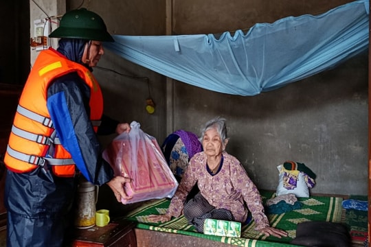 Di dời người già, trẻ nhỏ vùng ngập lụt đến nơi an toàn ở thành phố Huế