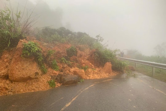 Đèo Đại Ninh tại Lâm Đồng tiếp tục sạt lở, giao thông tê liệt