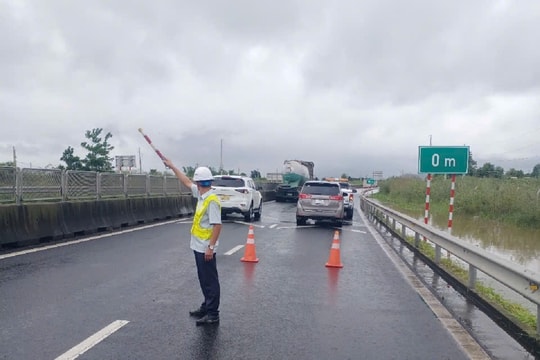 Mưa lớn kéo dài, nhiều vị trí trên tuyến cao tốc Vĩnh Hảo-Phan Thiết ngập nước