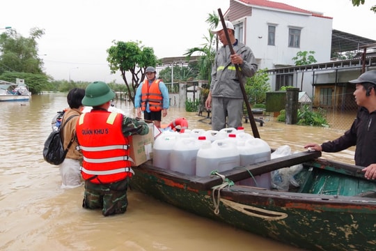Hơn 12.000 cán bộ, chiến sĩ, dân quân Đà Nẵng hỗ trợ người dân vùng lũ